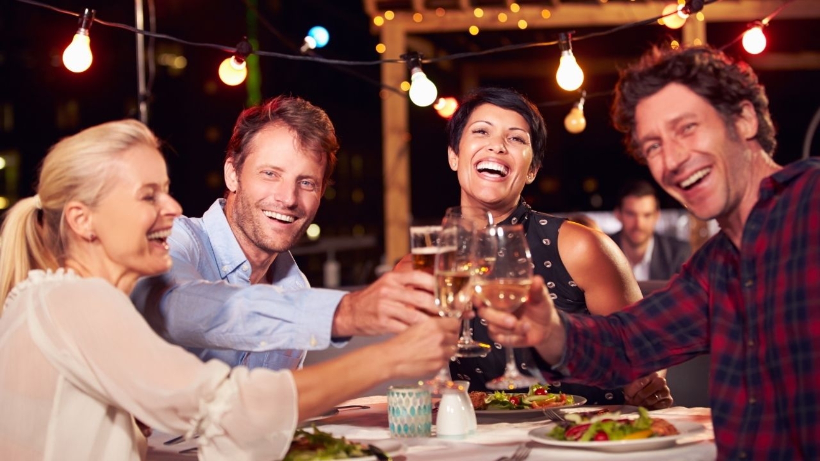 Dlaczego warto organizować imprezy na zacumowanej restauracji nad Wisłą?