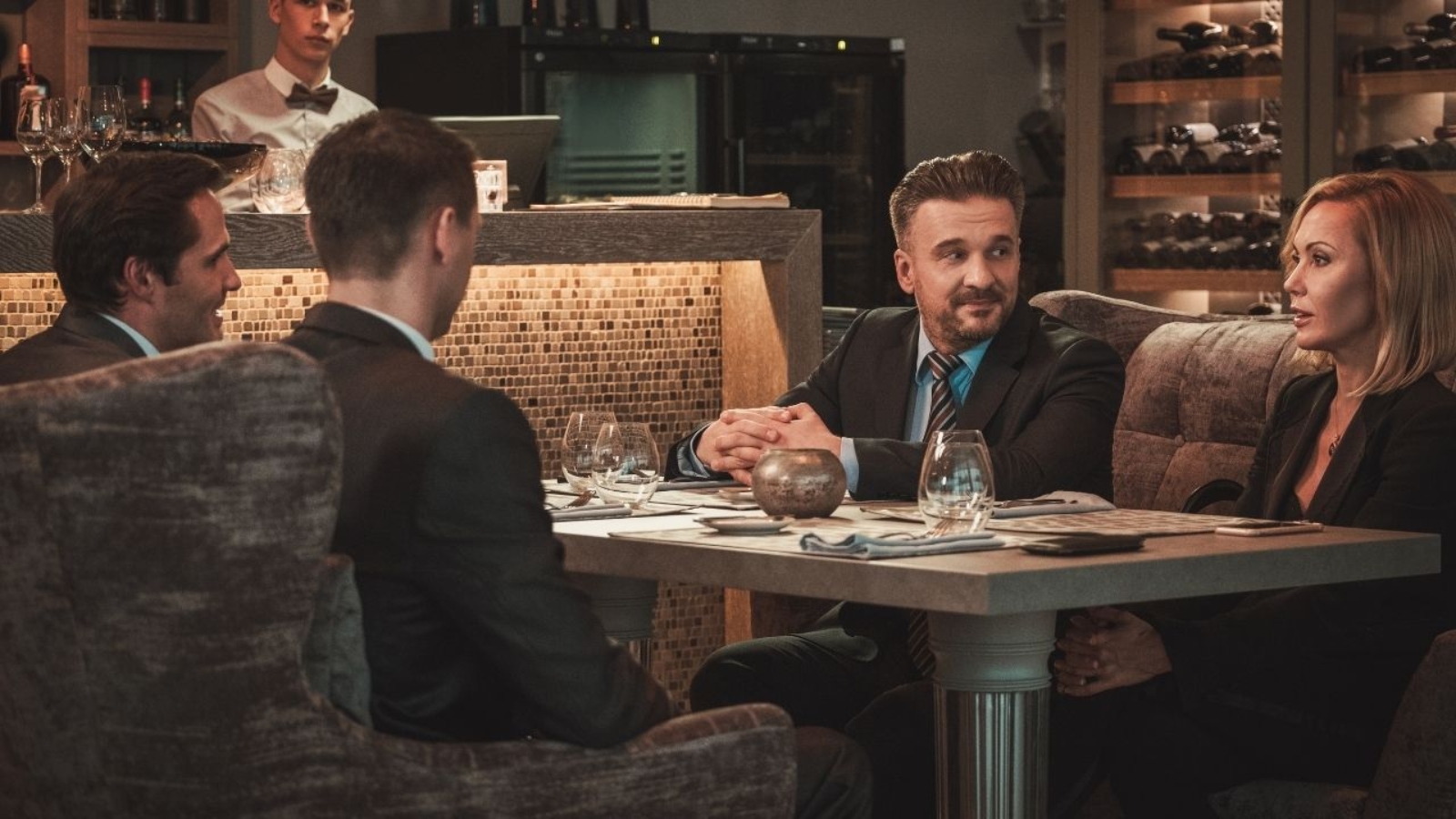 Kolacja biznesowa z widokiem na Wisłę – elegancja, koktajle i menu przygotowane na najwyższym poziomie